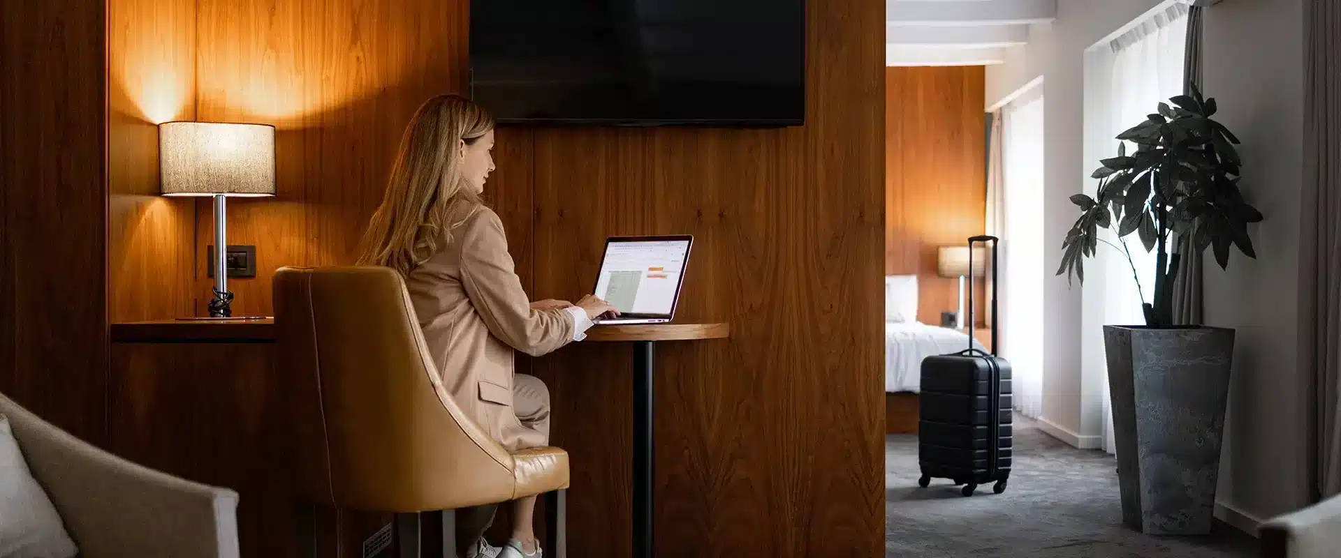Business-Frau arbeitet am PC in Lobby