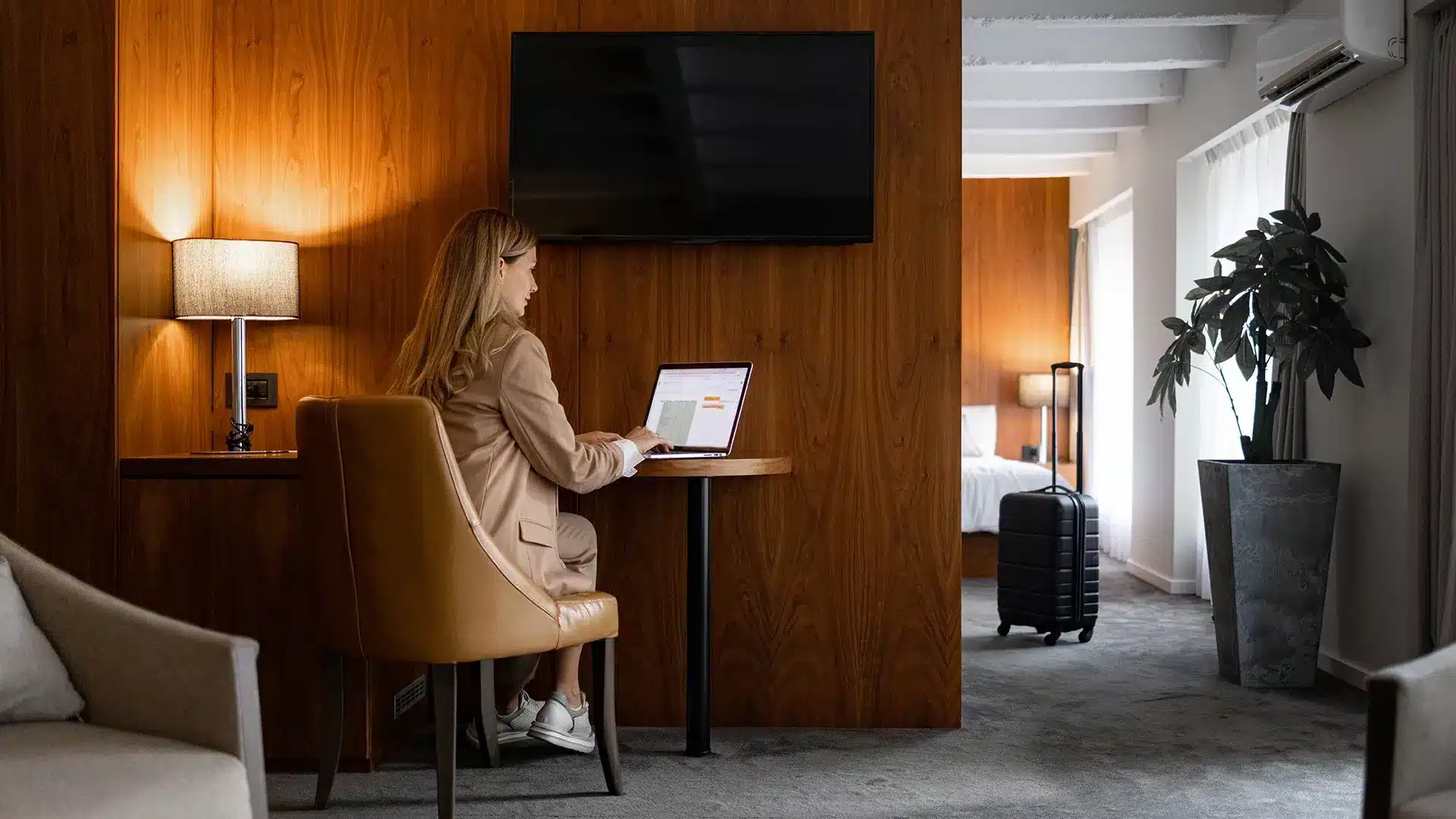 Business-Frau arbeitet am PC in Lobby