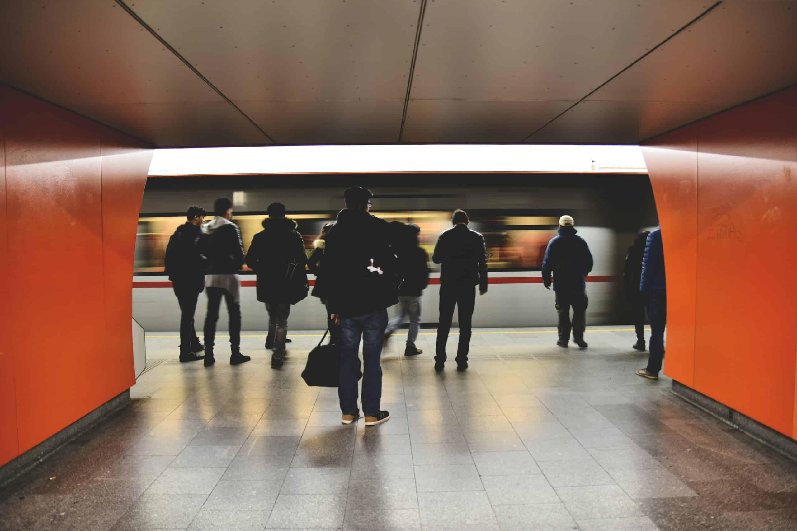 Menschen warten auf Zug