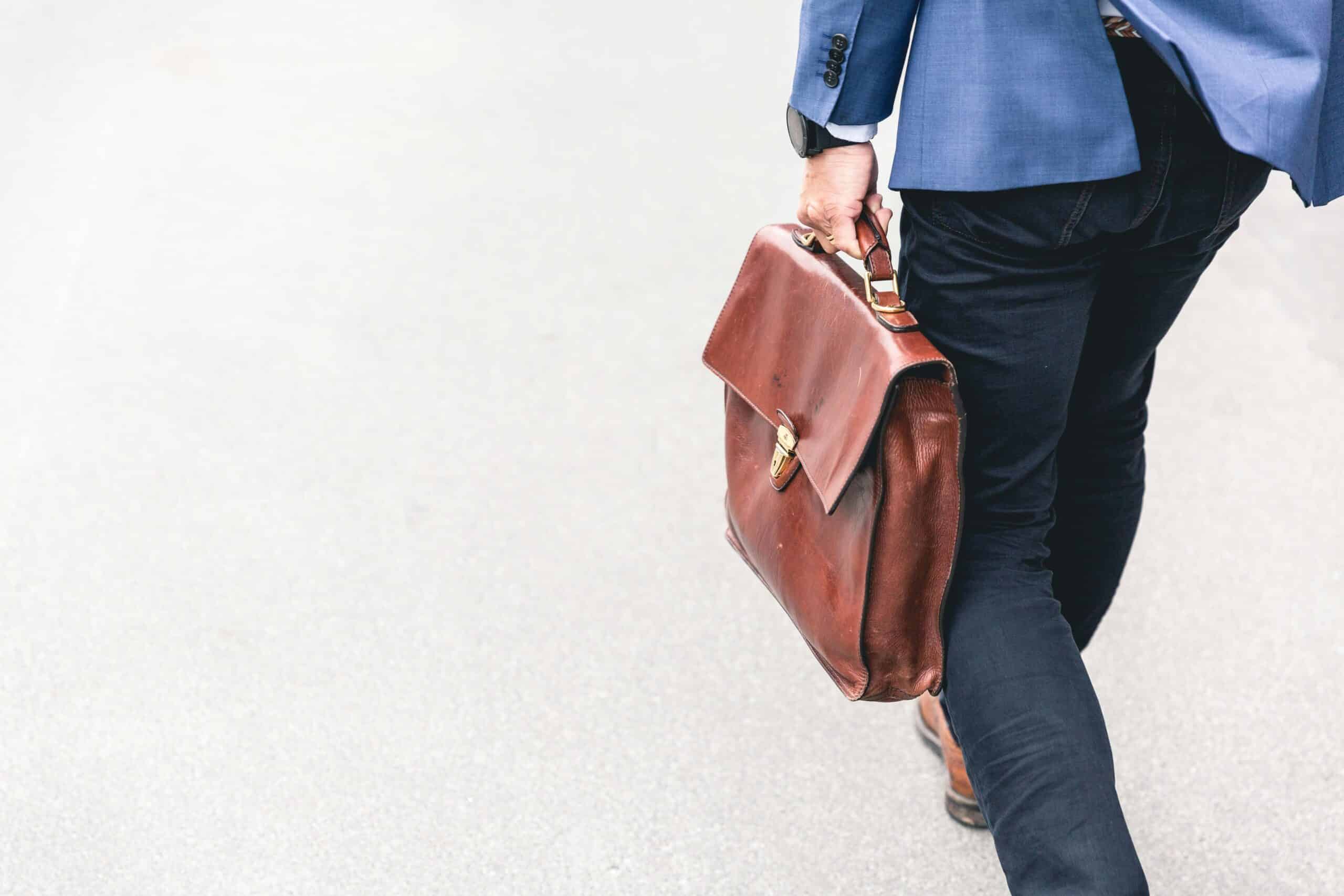 Mann trägt Tasche