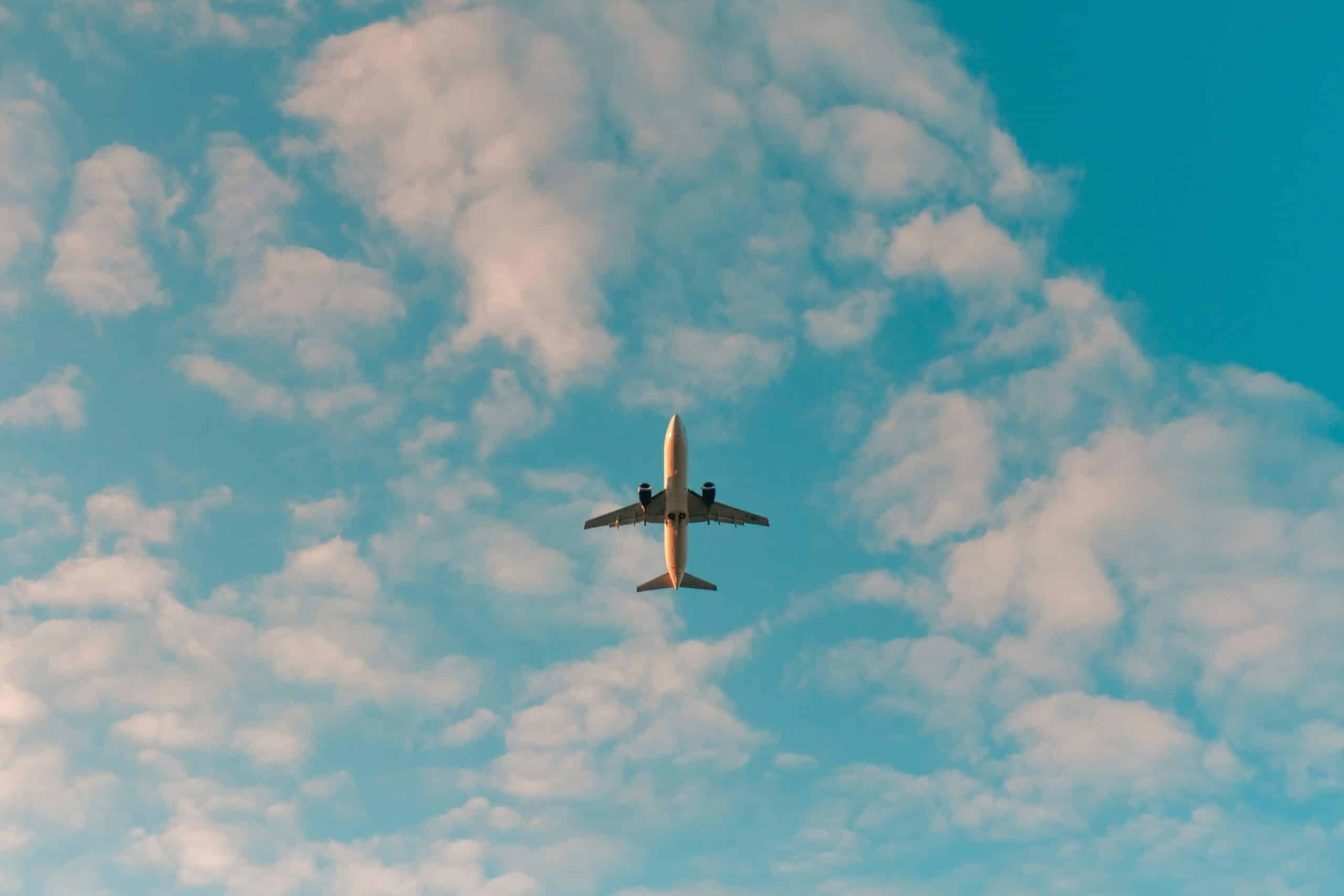 Flugzeug fliegt über blauen HImmel