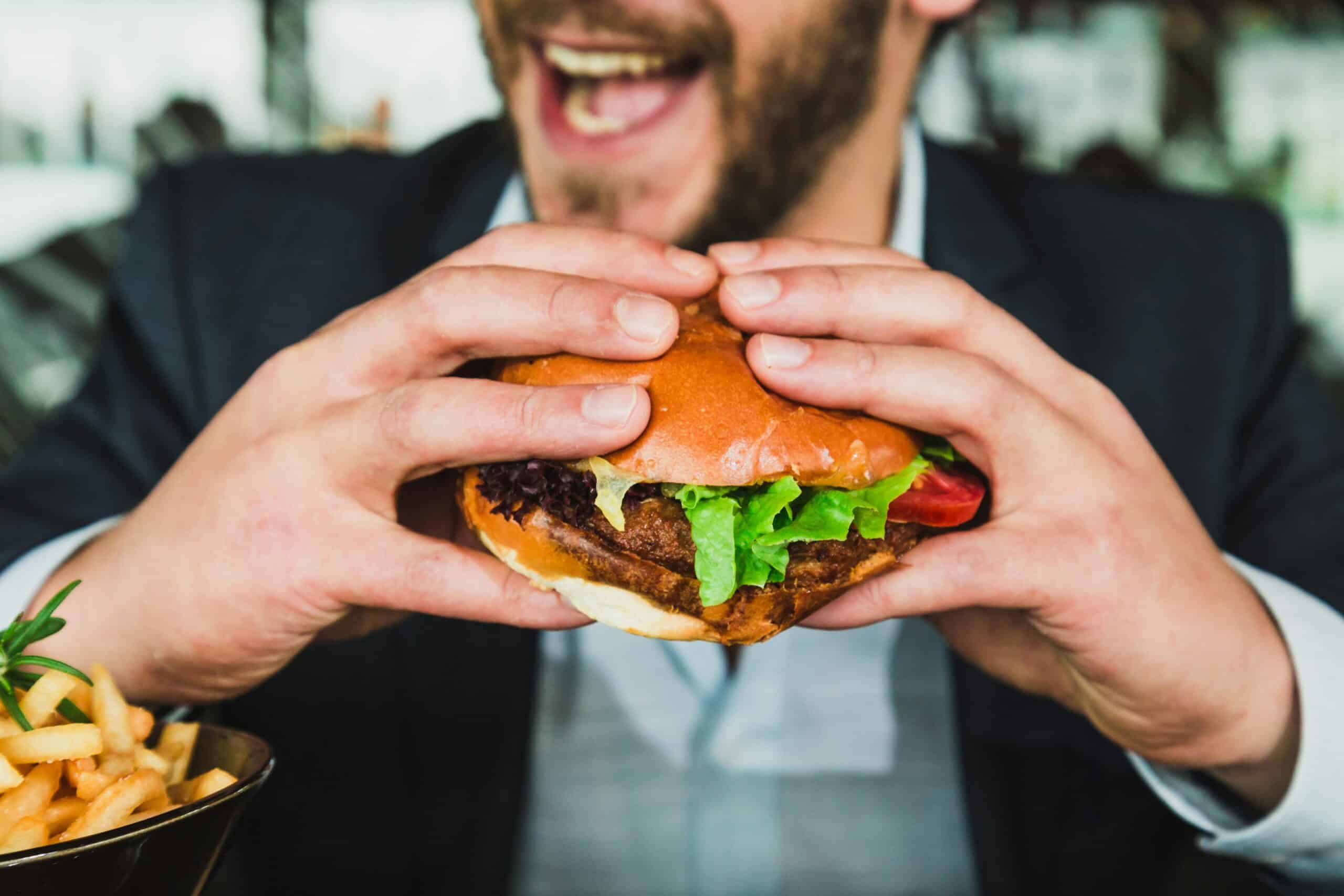 Mann isst Burger