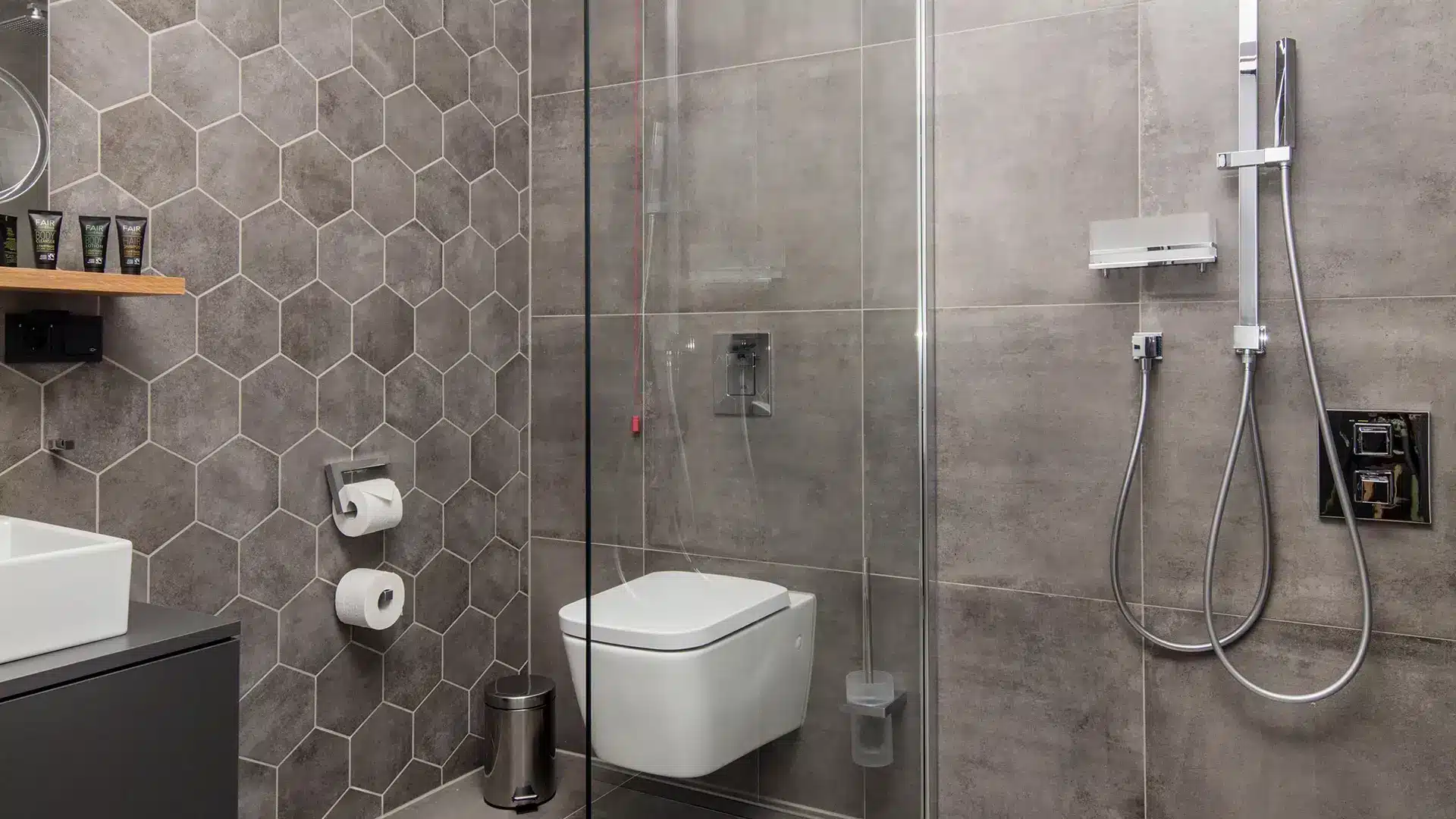 Graues Badezimmer mit Dusche und Toilette