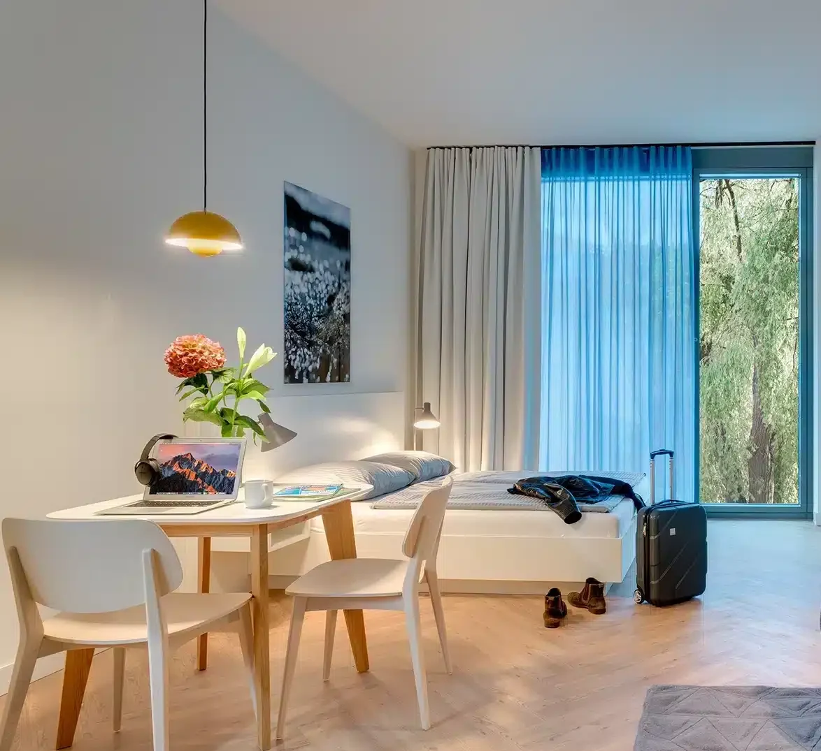 Studio mit Blick auf große Fenster