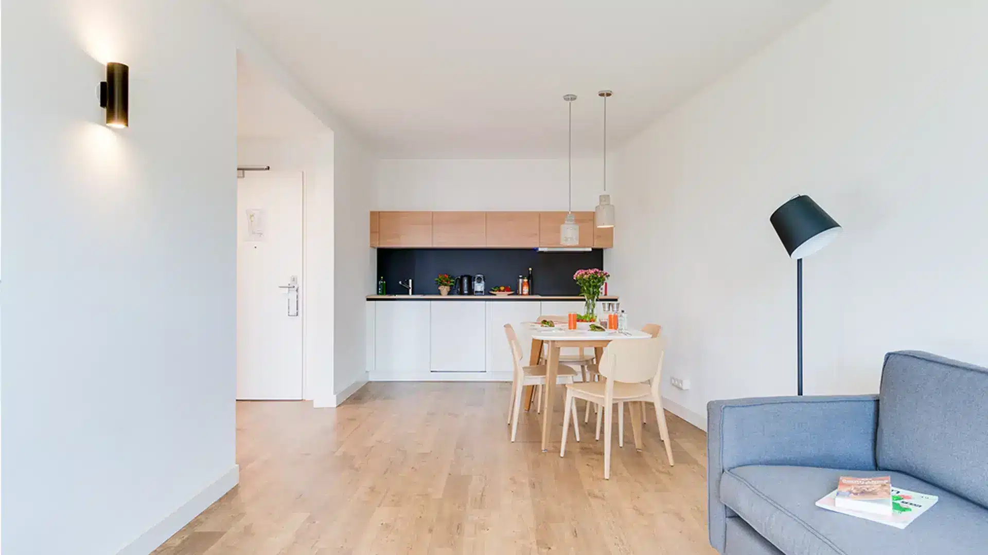 Berlin Karlshorst Apartment Couch und Kitchenette