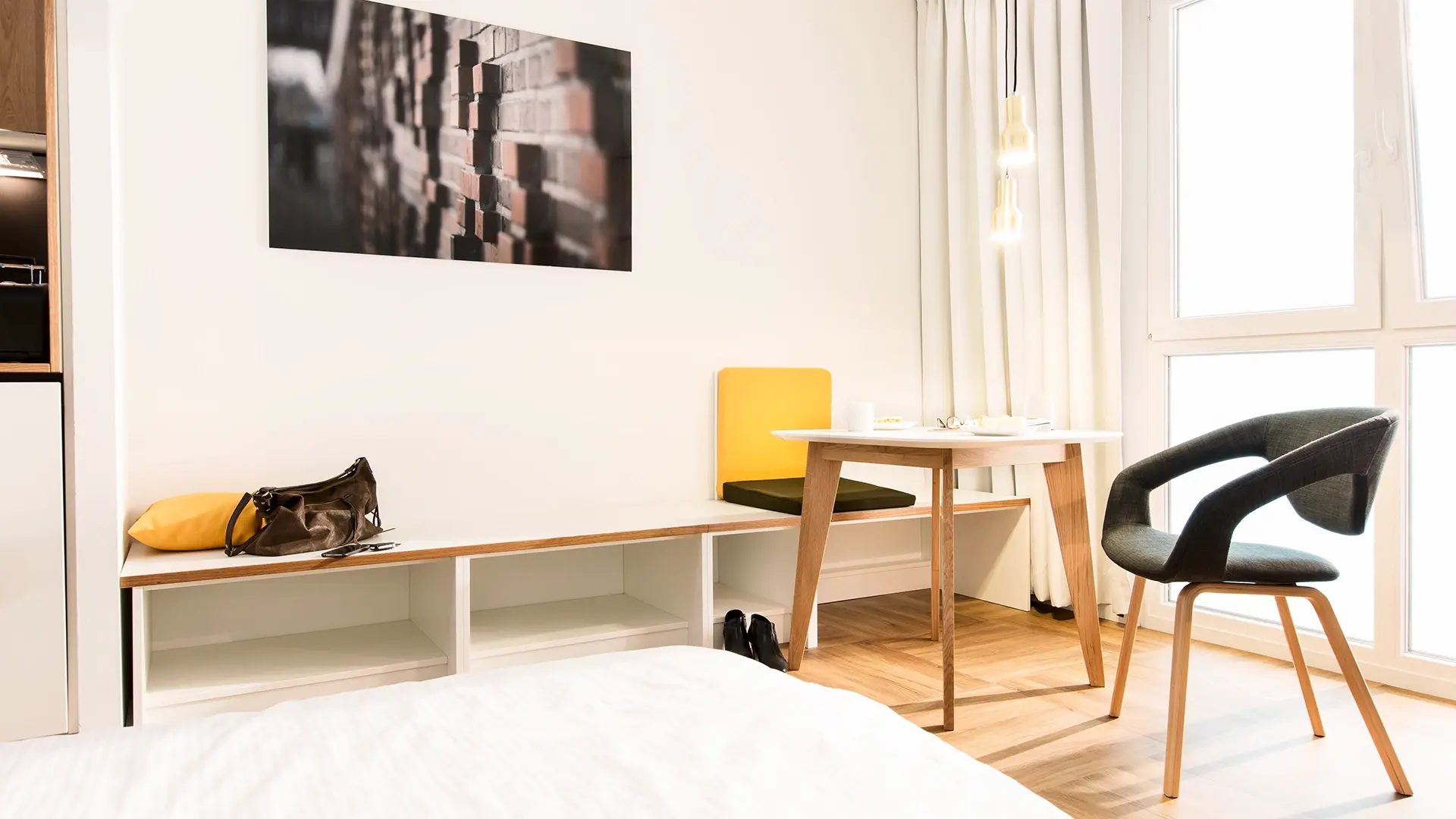 Tisch mit Sitzbank und Wand