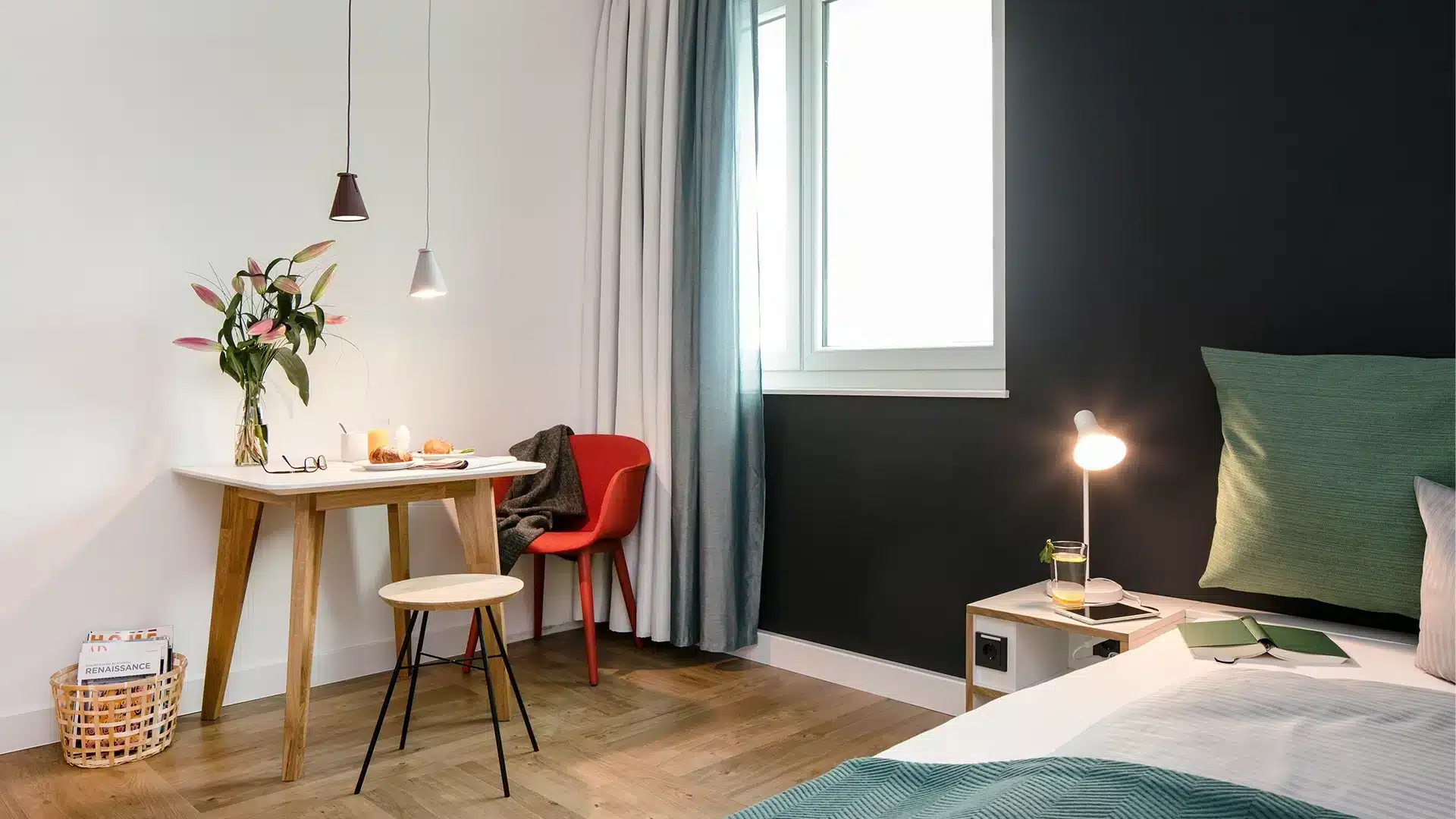 Doppelbett mit kleinem Tisch