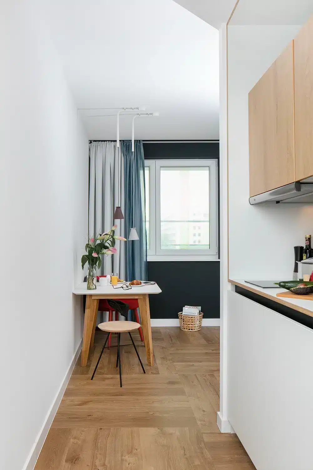 Zimmer mit kleiner Küche und Tisch