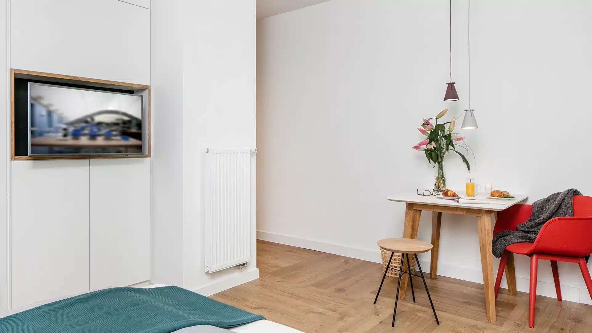 Zimmer mit Tisch und Bett