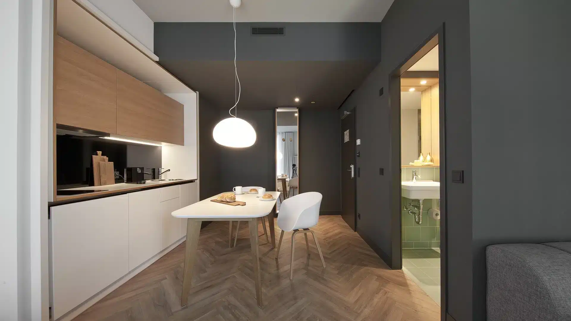 Esstisch mit Hängelampe in Apartmentküche