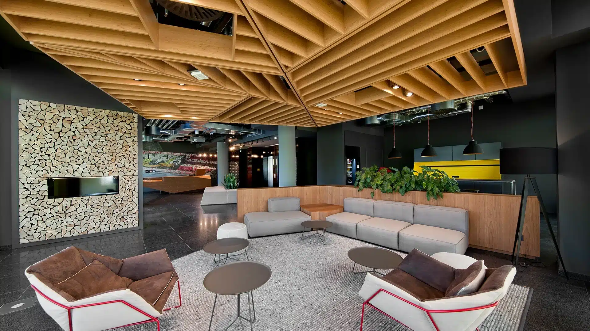 Lobby mit Holzdach und Sitzbereich