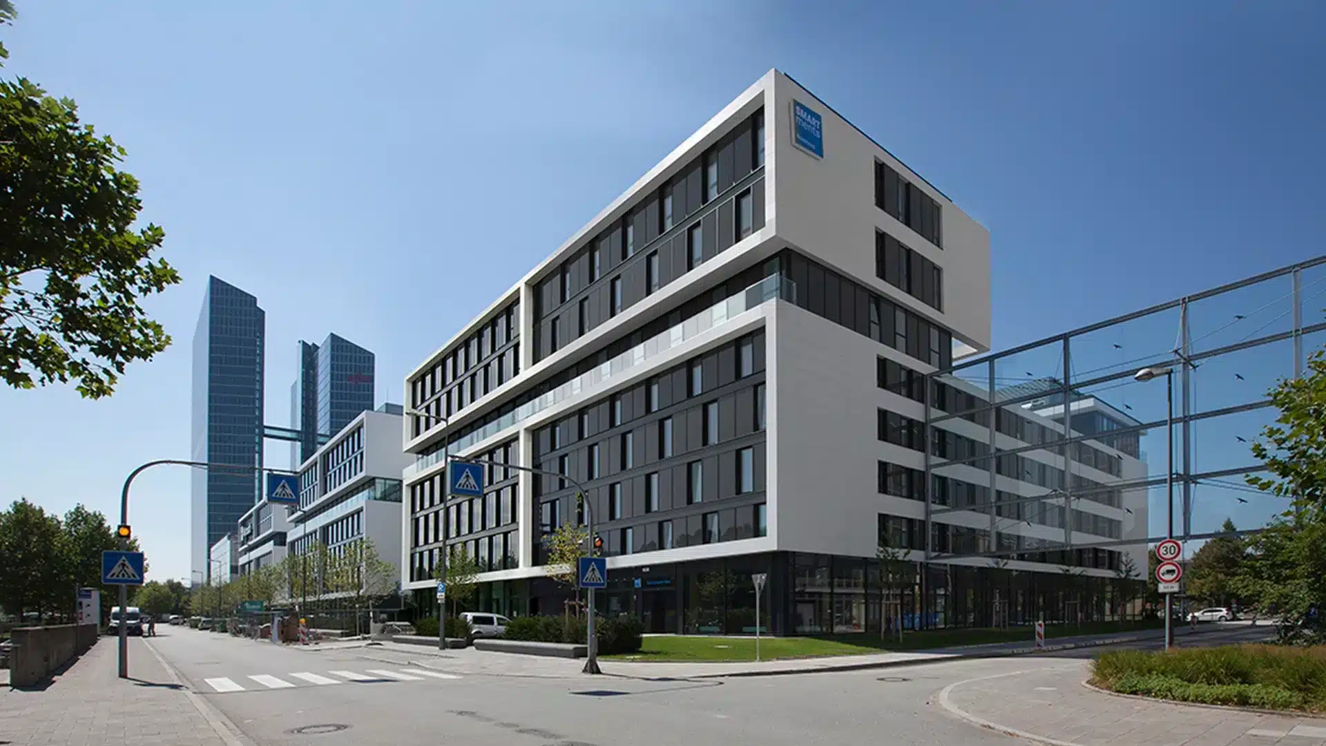 Eckperspektive eines zeitgenössischen Wohnkomplexes