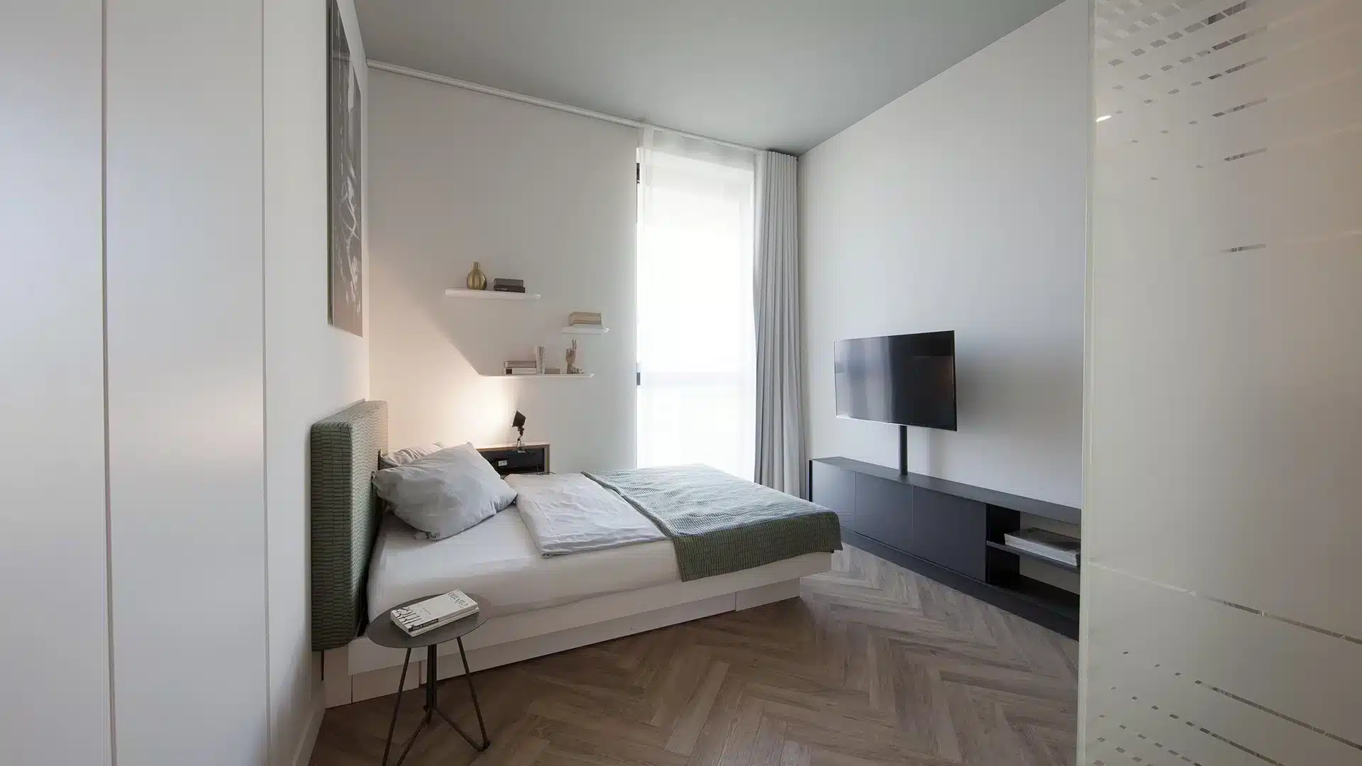 Schlafzimmer mit Tagesdecke und Fenster