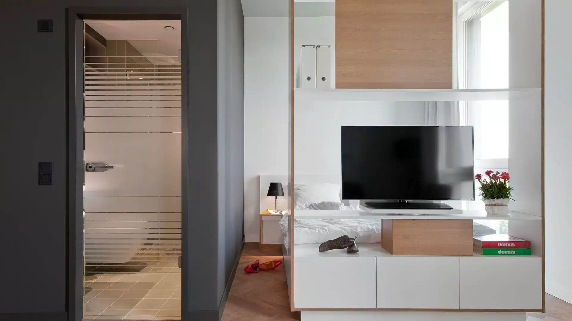 Flachbild-TV auf Möbelstück in Apartment