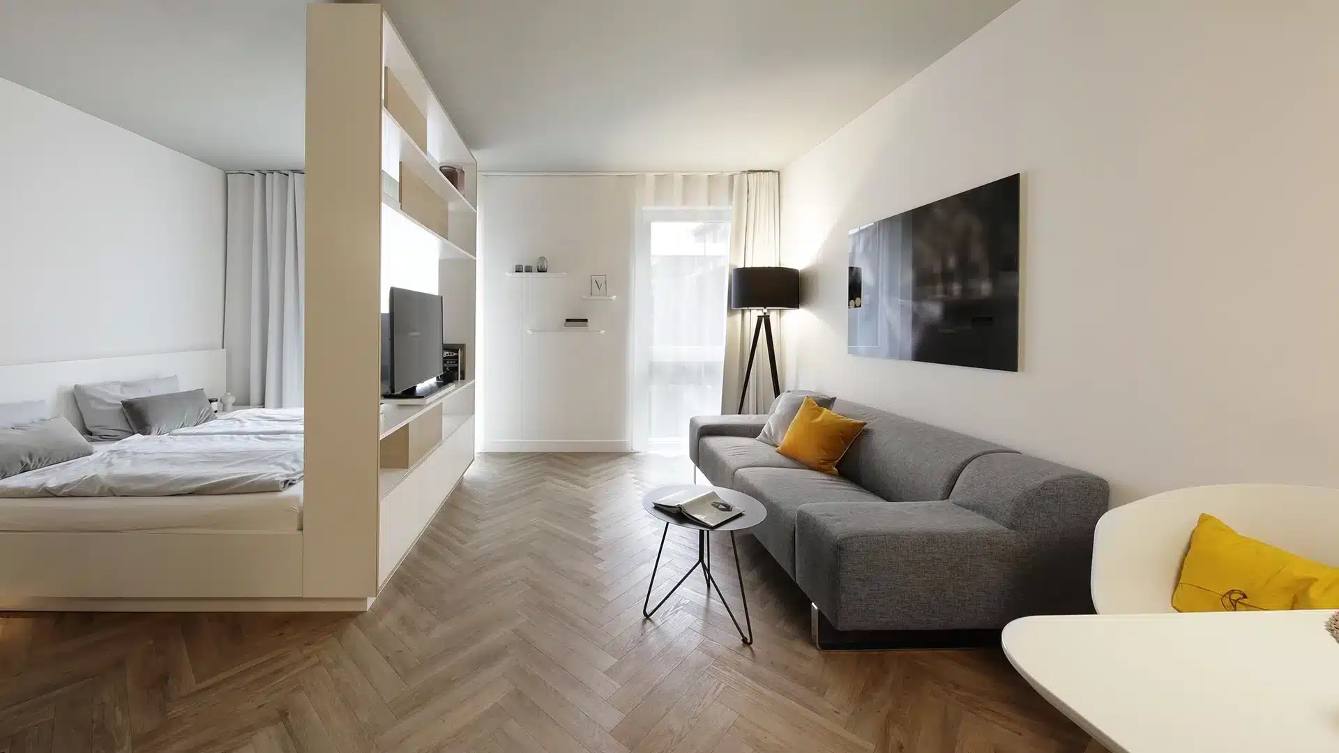 Wohnzimmer mit grauem Sofa und Tv