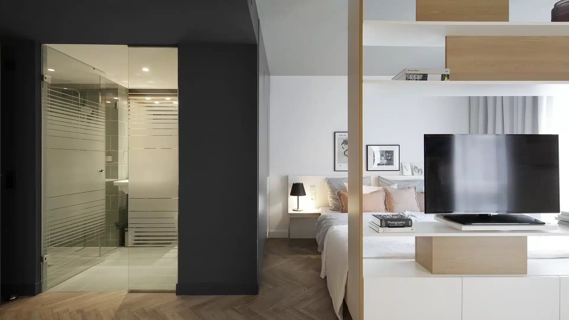 Apartment mit Raumteiler und Blick ins Schlafzimmer