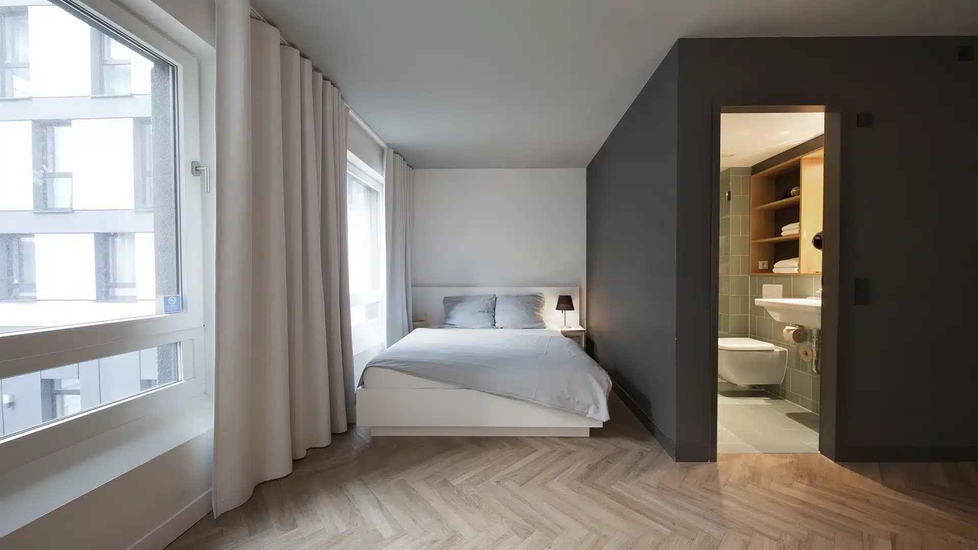 Schlafzimmer mit grauer Wand und Tageslicht