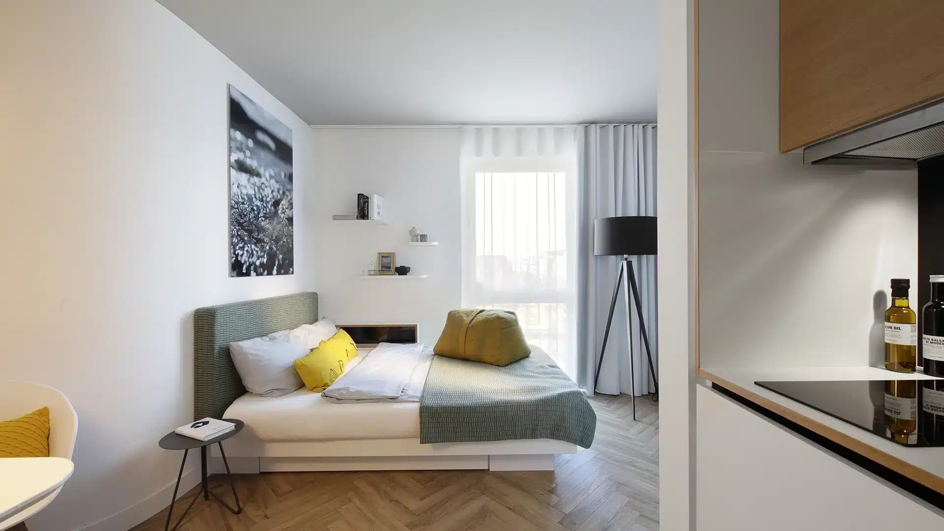 Schlafzimmer mit gelben Akzenten